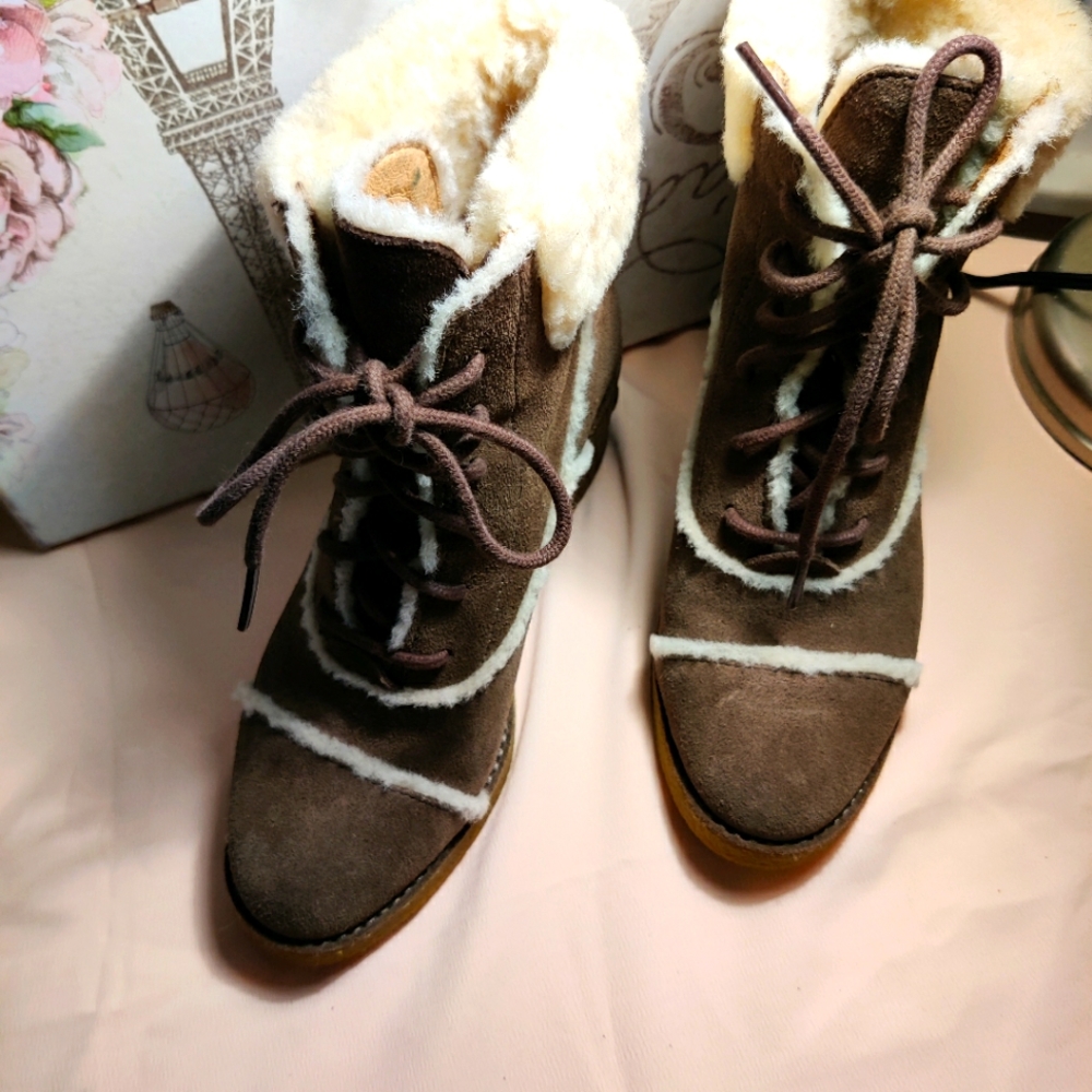 Ugg boots brown/grey size 6 w/ 3inches heels.